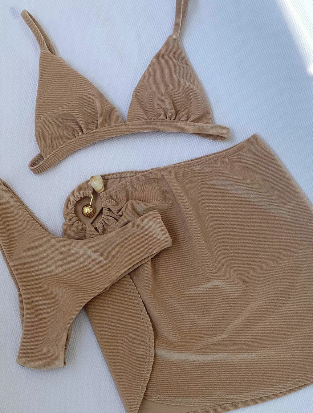 Trijunto top fixo com bojo calcinha larga fio duplo saia curta | itália
