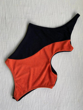 Maiô Bicolor Com Passante de um Ombro Só e Abertura Lateral Two | Preto / Laranja