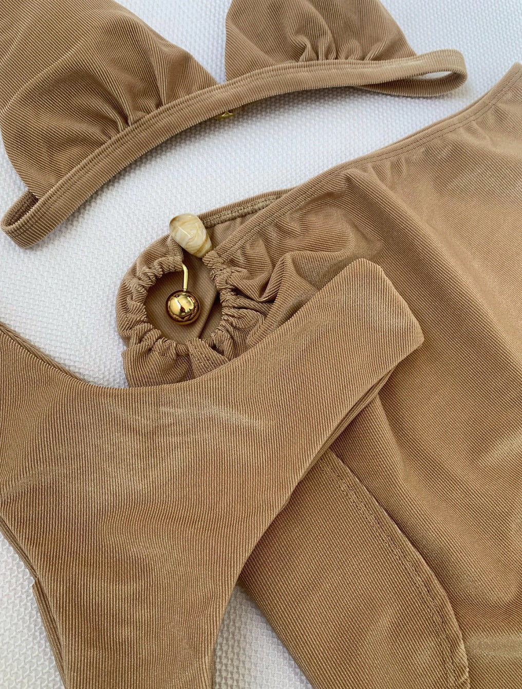 Trijunto top fixo com bojo calcinha larga fio duplo saia curta | itália