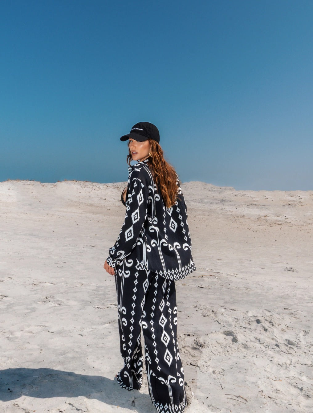 Conjunto Camisa Manga Longa e Calça Pantalona Fluida Estampada Pantera | Preto