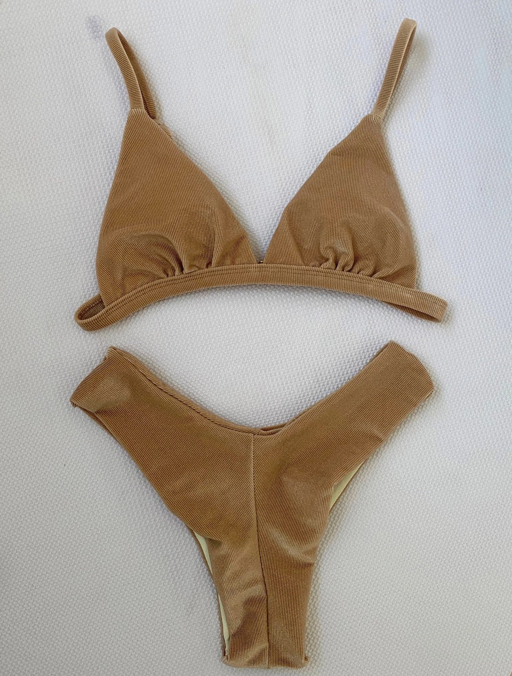 Trijunto top fixo com bojo calcinha larga fio duplo saia curta | itália