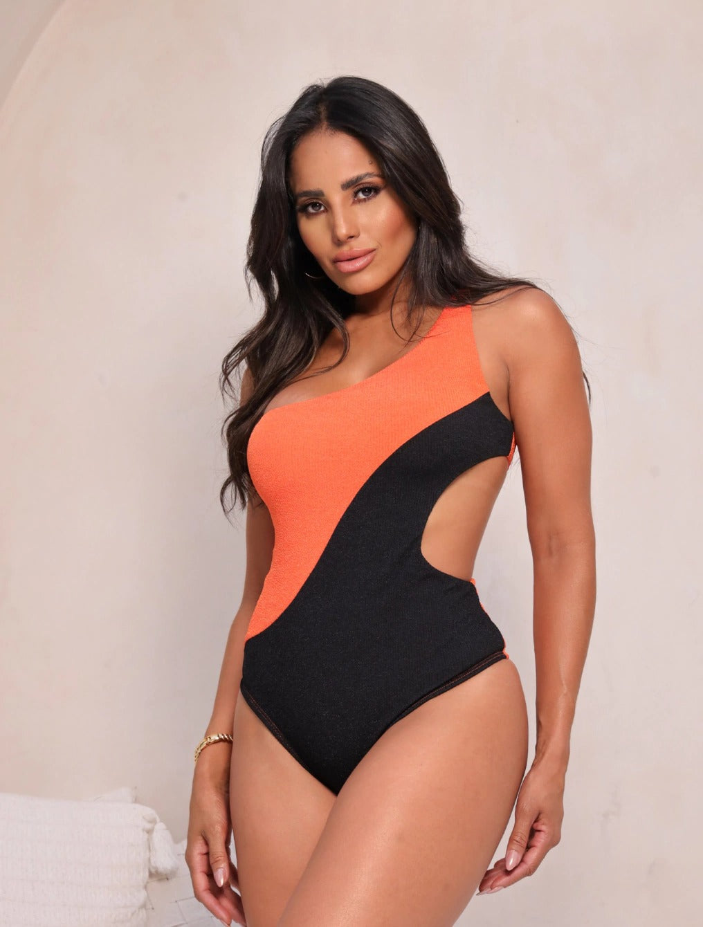 Maiô Bicolor Com Passante de um Ombro Só e Abertura Lateral Two | Preto / Laranja