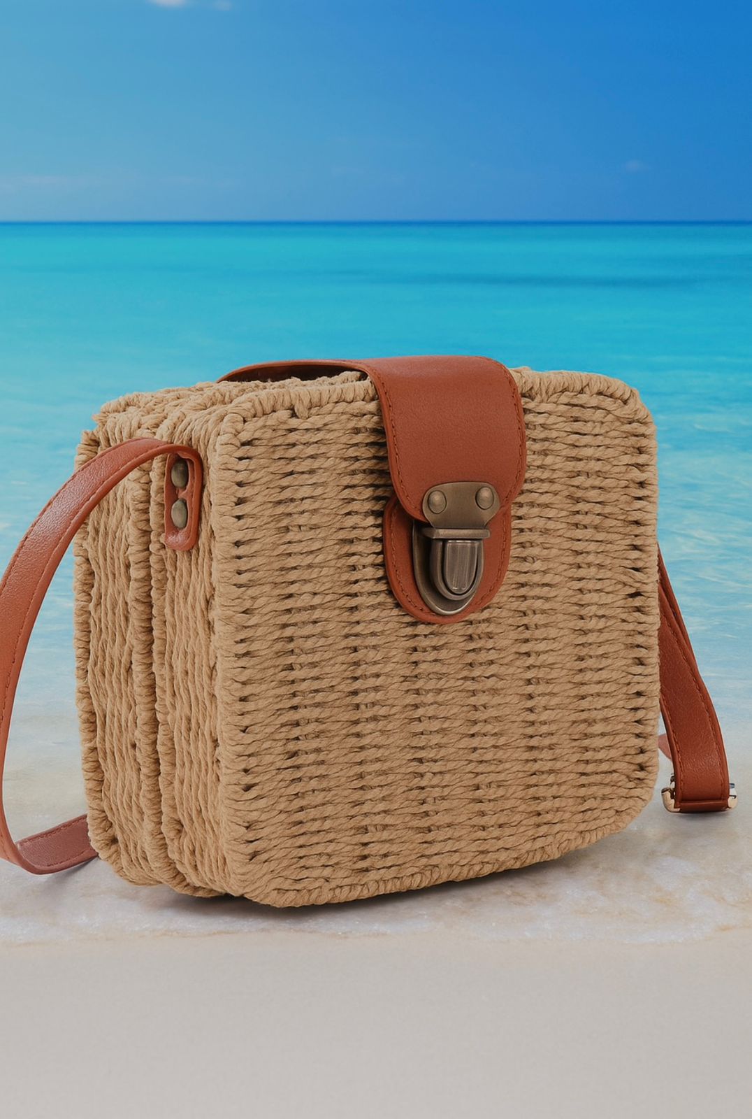 Bolsa Transversal Estruturada em Palha Sintética com Acabamento em Couro Sintético